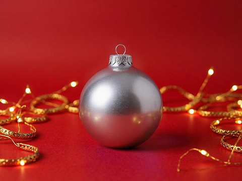 Стеклянный елочный шар Christmas bauble, серебро, металлик, с серебристым колпачком в черной коробке - рис 4.