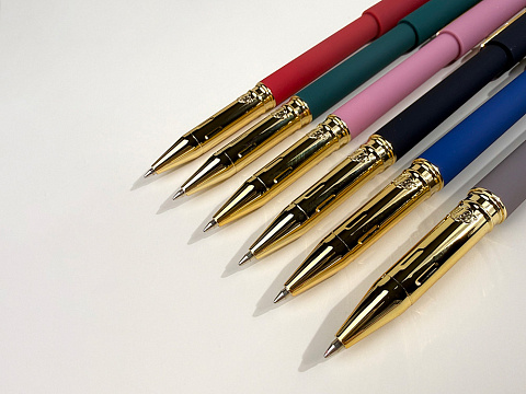 Ручка пластиковая шариковая Parliament, 0,7 мм, синие чернила, красный/золотистый - рис 8.