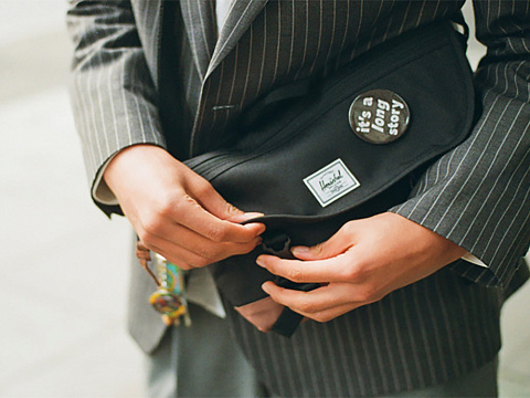 Сумка-мессенджер Herschel Cove из переработанного материала 22,5 л - сплошной черный - рис 5.