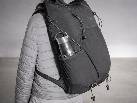 Легкий складывающийся рюкзак-мессенджер Venturer Eco, черный - рис 7.