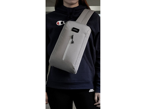 Сумка-слинг Nomad на одно плечо из водостойкого переработанного пластика, серый - рис 8.